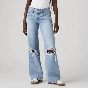Levi’s Women's Light Blue Distressed Jeans in size 25 , 30 , and 32